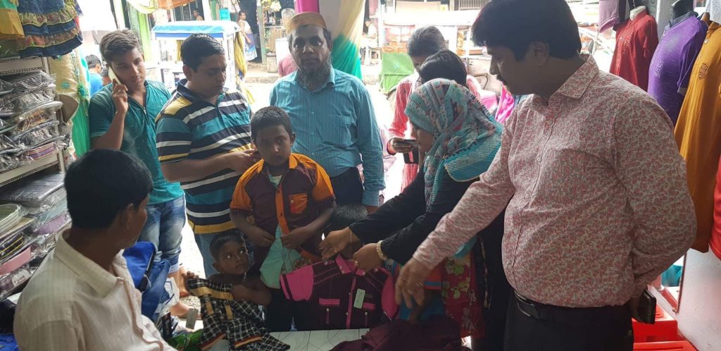 আখাউড়া প্রেসক্লাবের সৈজন্যে প্রতিবন্ধীদের ঈদের পোষাক বিতরণ।