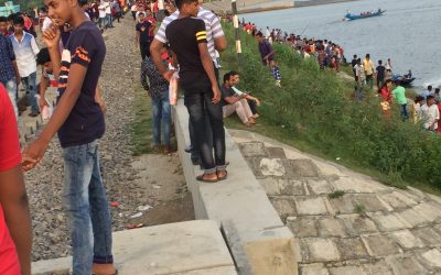 আখাউড়ায় কোন বিনোদন স্থাপনা না থাকায় রেলওয়ে তিতাস নদীর পাড়ে মানুষের উপচে পড়া ভিড়।
