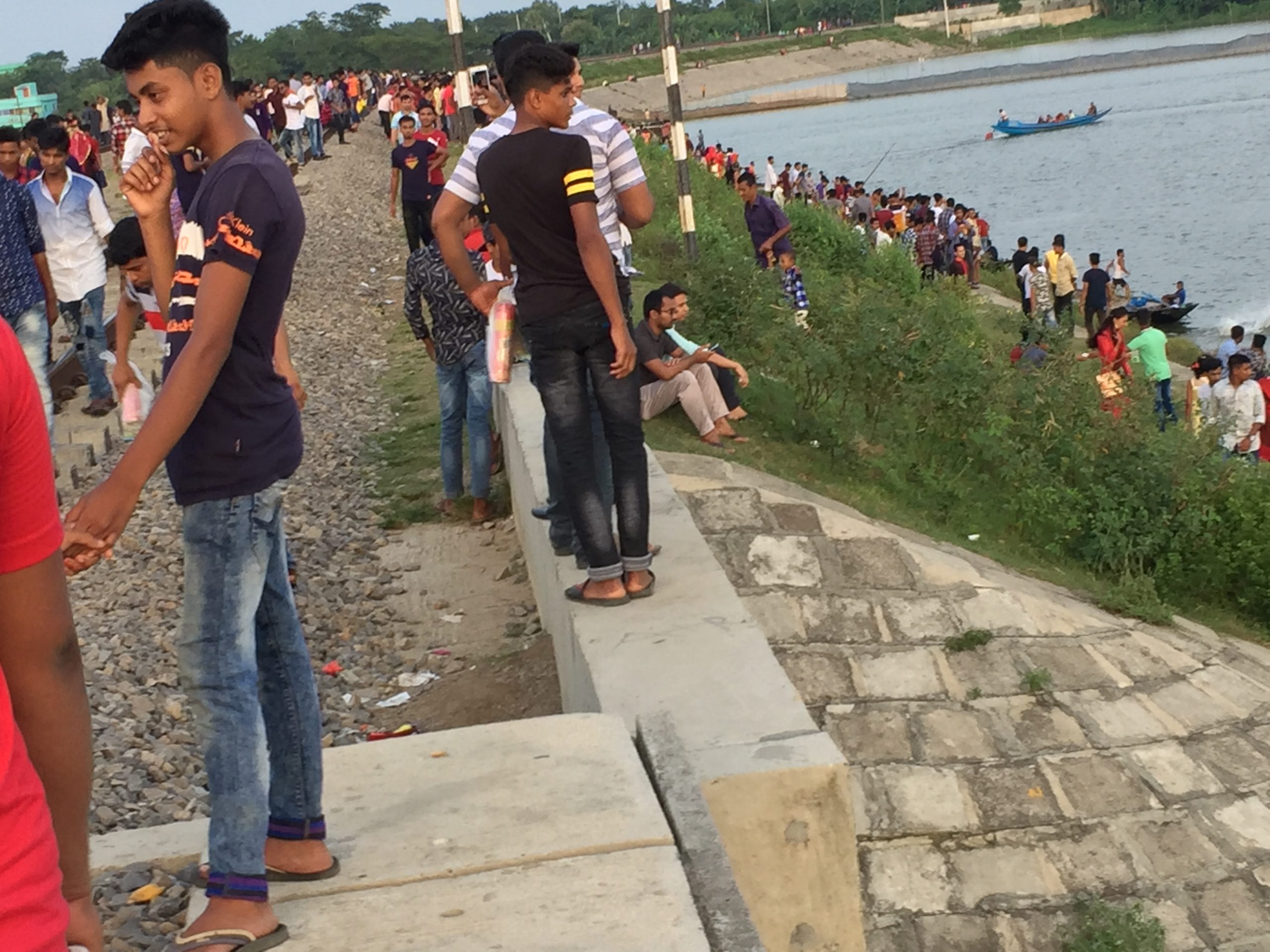 আখাউড়ায় কোন বিনোদন স্থাপনা না থাকায় রেলওয়ে তিতাস নদীর পাড়ে মানুষের উপচে পড়া ভিড়।