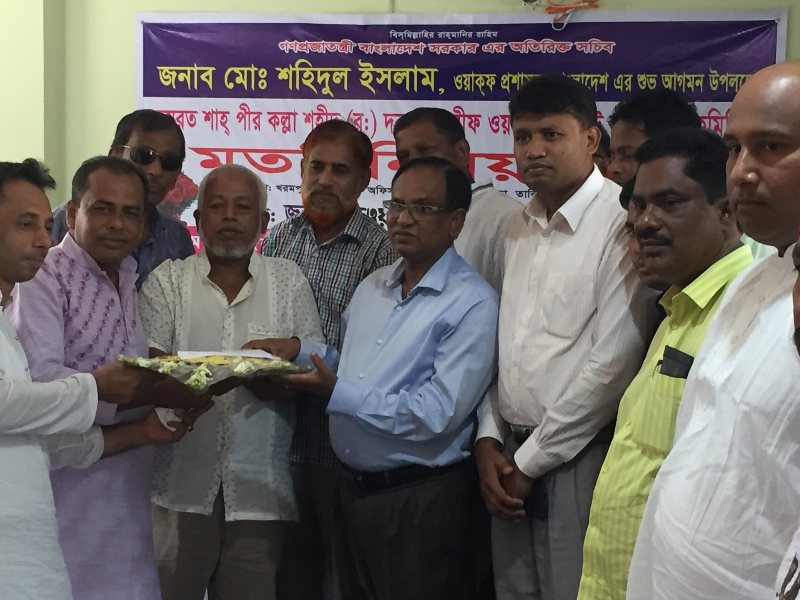 আখাউড়া খড়মপুর মাজার পরির্দশনে ওয়াকফ প্রশাসনের অতিরিক্ত সচিব মো:শহিদুল হক।