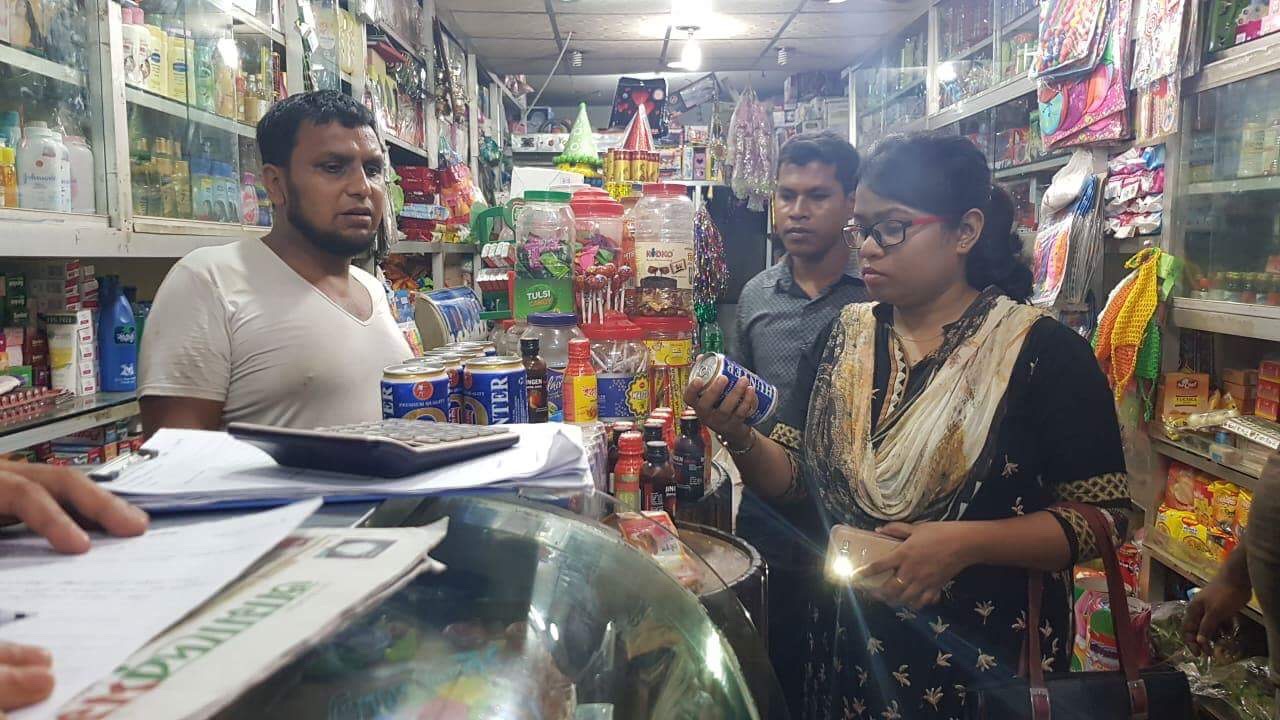 আখাউড়ায় মেয়াদ উত্তীর্ন খাবার ও বিয়ার রাখার অভিযোগে ইসলামিয়া বেকারীকে ভ্রাম্যমান আদালতে জরিমানা।