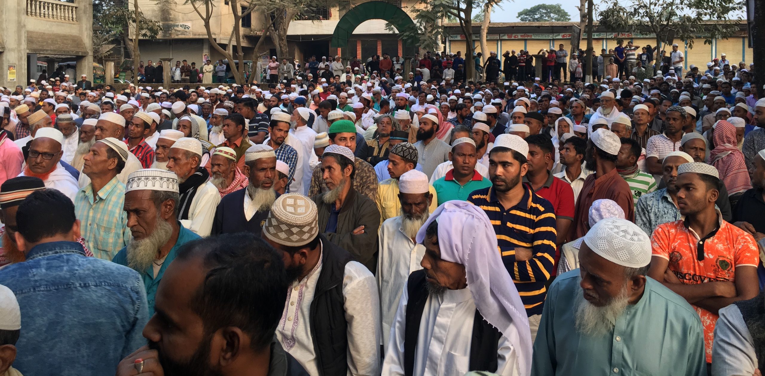 লায়ন বাশারের মায়ের দাফন সম্পূর্ন জানাজায় হাজারো মানুষের ঢল।