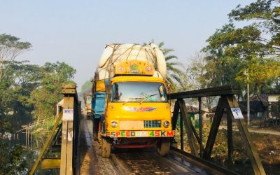 আখাউড়া-আগরতলা সড়কের জাজিরপুল  বেইলী ব্রীজ দিয়ে ঝুঁকি নিয়ে যানচলাচল।