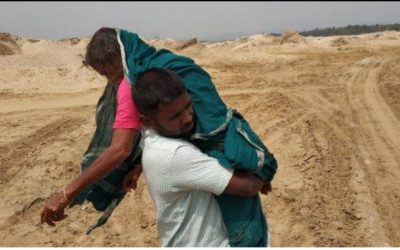 ডাক্তার দেখানোর জন্য অসুস্থ মাকে কাঁধে নিয়ে দীর্ঘ পথ পাড়ি দিলেন ছেলে।