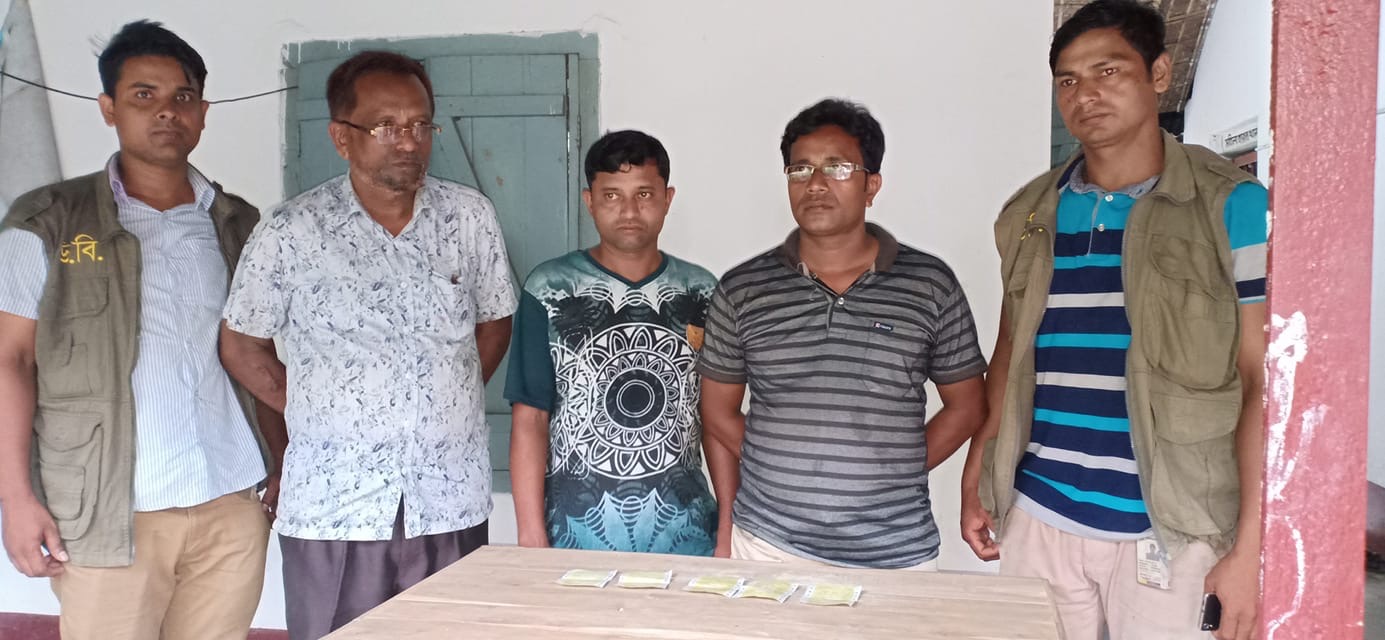 আখাউড়া রেলওয়ে স্টেশনে ২ টিকিট কালোবাজারি আটক।