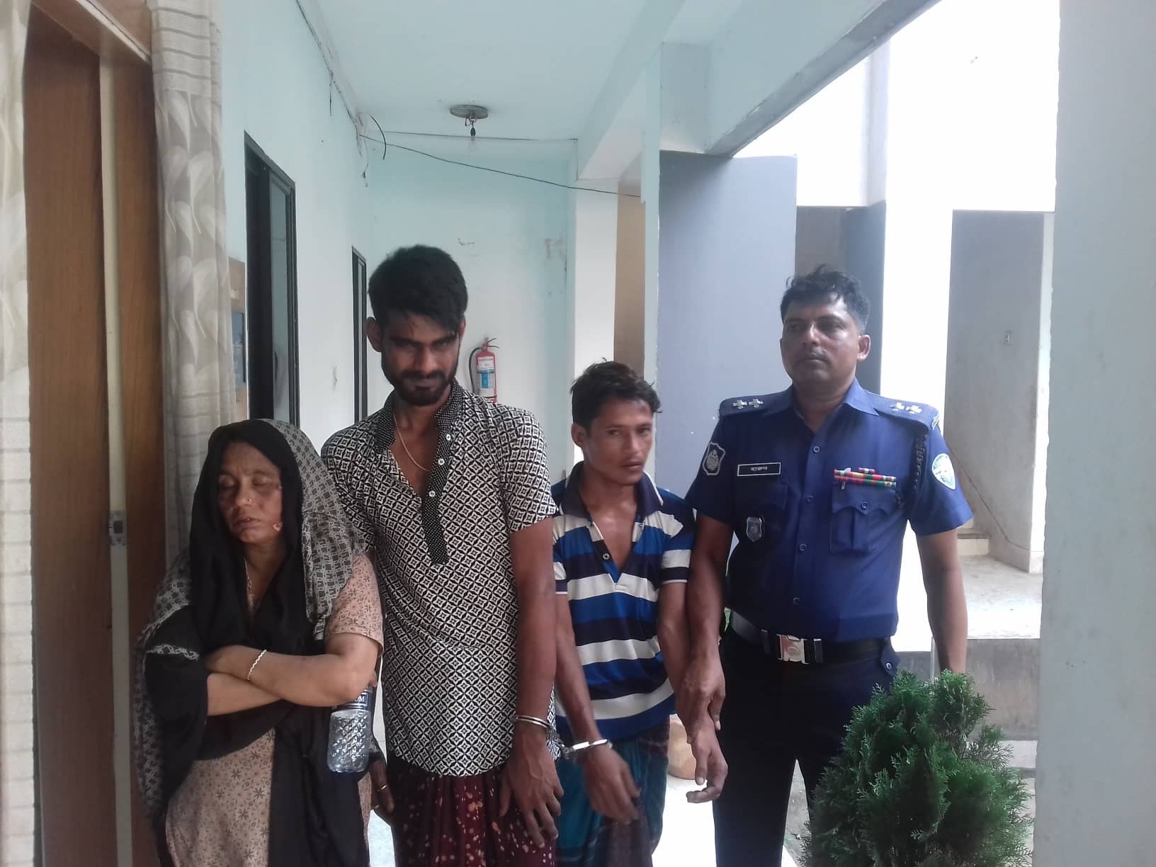 নকল সোনার বার দিয়ে আসল স্বর্ণালংকার নিতে গিয়ে ব্রাহ্মণবাড়িয়ায় ৩ প্রতারক আটক।