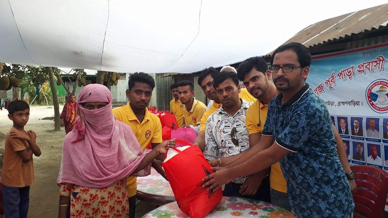 আখাউড়ায় প্রবাসীদের অর্থায়নে ইফতার সামগ্রী বিতরণ।