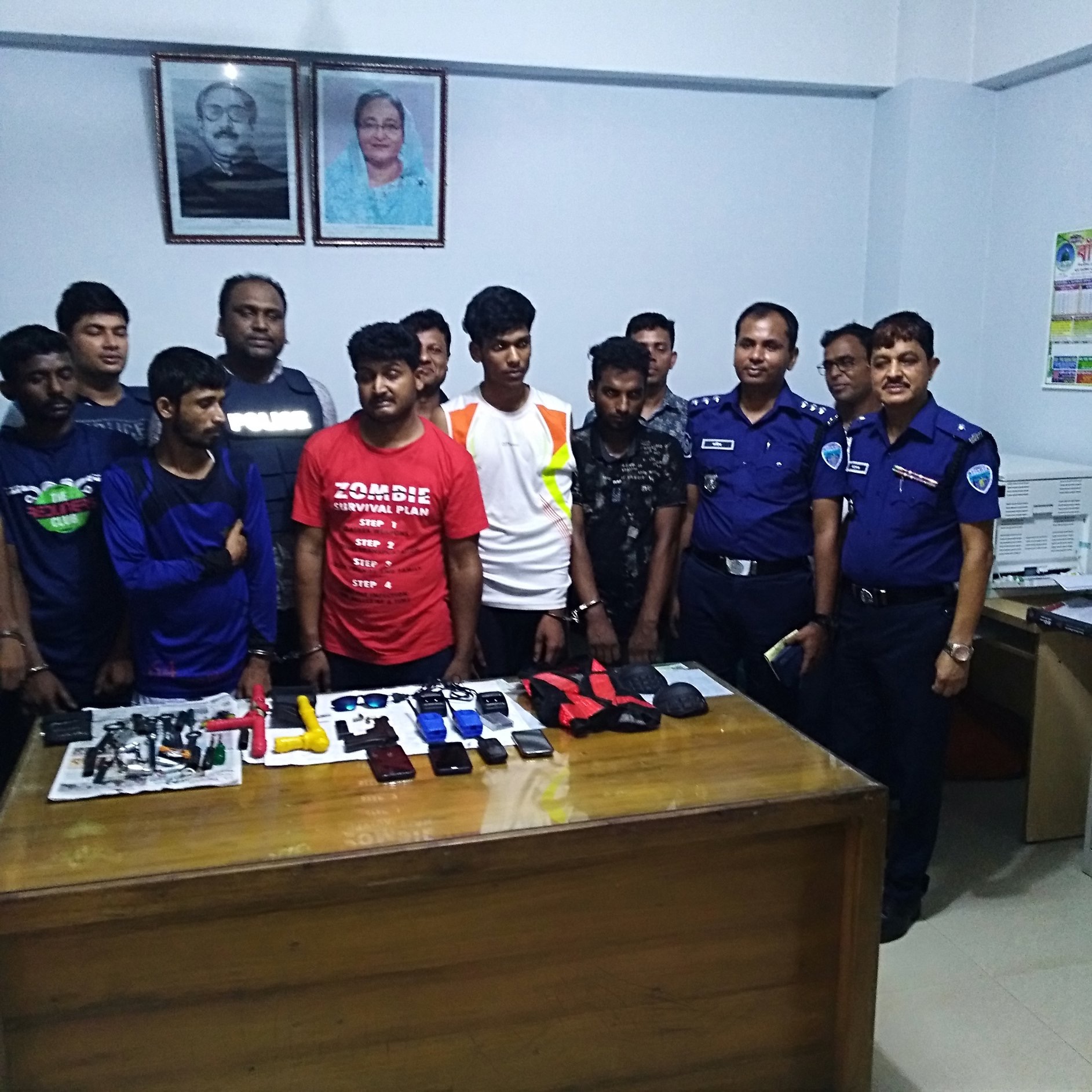 কসবায় বিদেশি অস্ত্রসহ ভারতীয় ডাকাতদল গ্রেফতার।