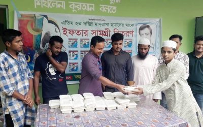 আখাউড়ায় নি:স্বার্থ পরিবারের পক্ষ থেকে মাদ্রাসা শিক্ষার্থীদের মাঝে ইফতার বিতরণ।