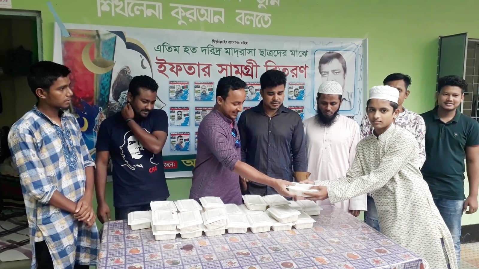 আখাউড়ায় নি:স্বার্থ পরিবারের পক্ষ থেকে মাদ্রাসা শিক্ষার্থীদের মাঝে ইফতার বিতরণ।