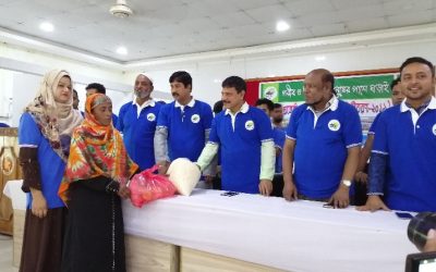 আখাউড়ায় “ঝরা পাতার”ইফতার সামগ্রী বিতরণ।