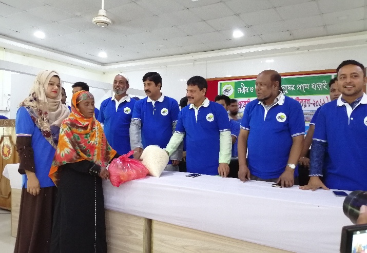 আখাউড়ায় “ঝরা পাতার”ইফতার সামগ্রী বিতরণ।