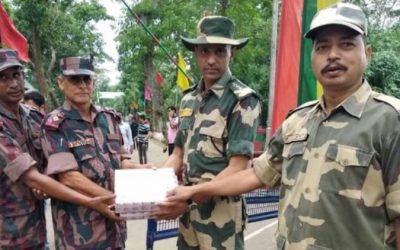 আখাউড়া সীমান্তে বিজিবিকে ঈদের মিষ্টি উপহার দিল বি এস এফ।