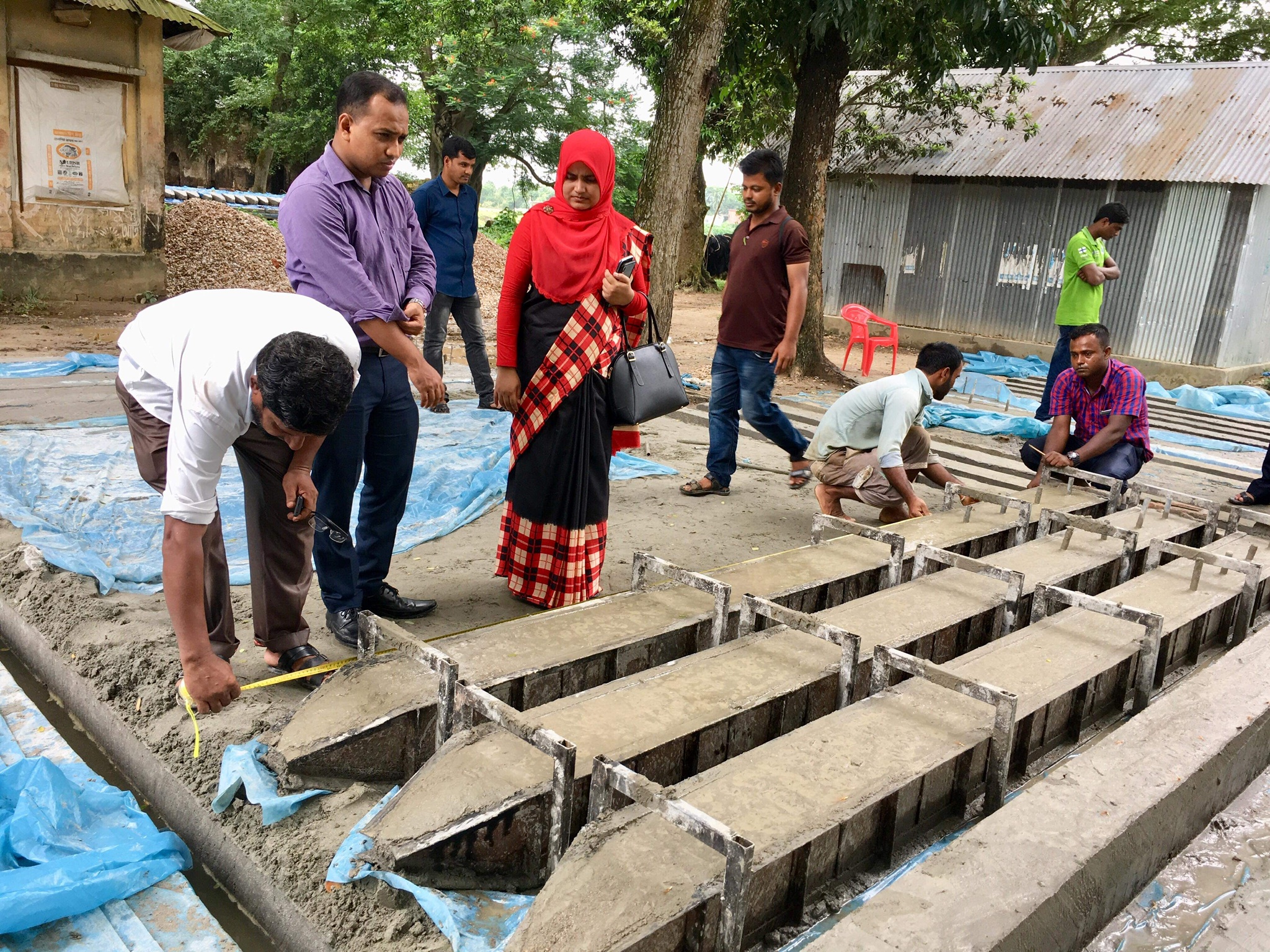 আখাউড়ায় ২৫ কোটি  টাকার সড়ক উন্নয়ন কাজ পরিদর্শনে উপজেলা নির্বাহী কর্মকর্তা।
