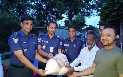 আখাউড়ায় বন্যা দূর্গতএলাকায় পুলিশের ত্রান বিতরণ।