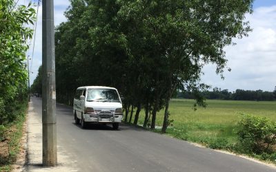 আখাউড়া-আগরতলা আন্তর্জাতিক সড়কের মাঝখানে বিদ্যুতের খুঁটি!