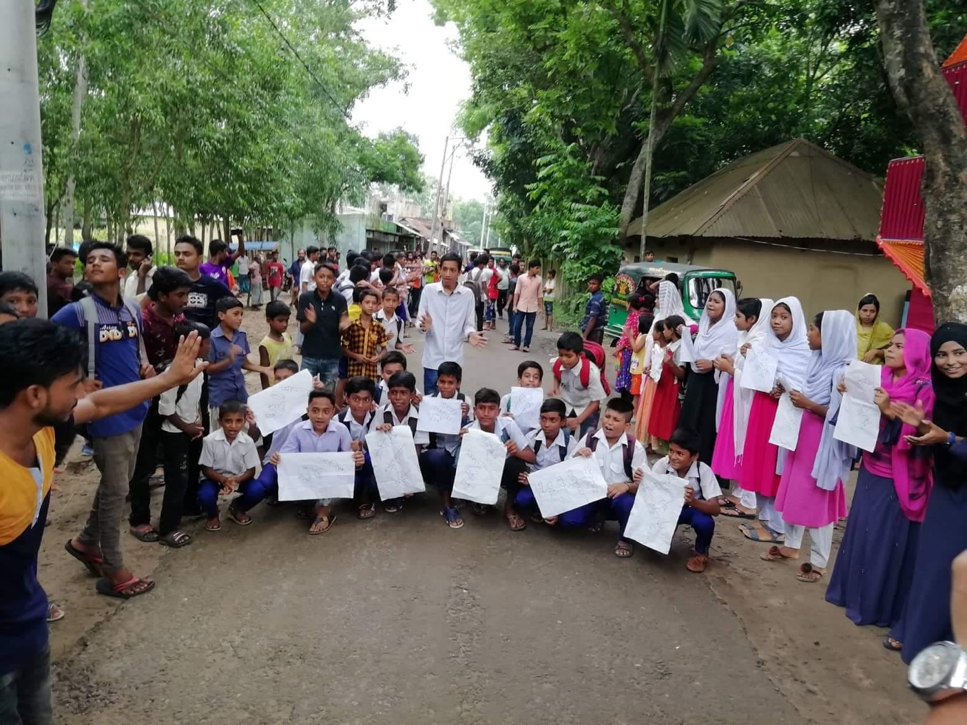 আখাউড়ায় শ্লীলতাহানির অভিযোগে শিক্ষক গ্রেফতার। বিচারের দাবিতে স্কুল শিক্ষার্থীদের ক্লাশ বর্জন বিক্ষোভ ও মানববন্ধন ।