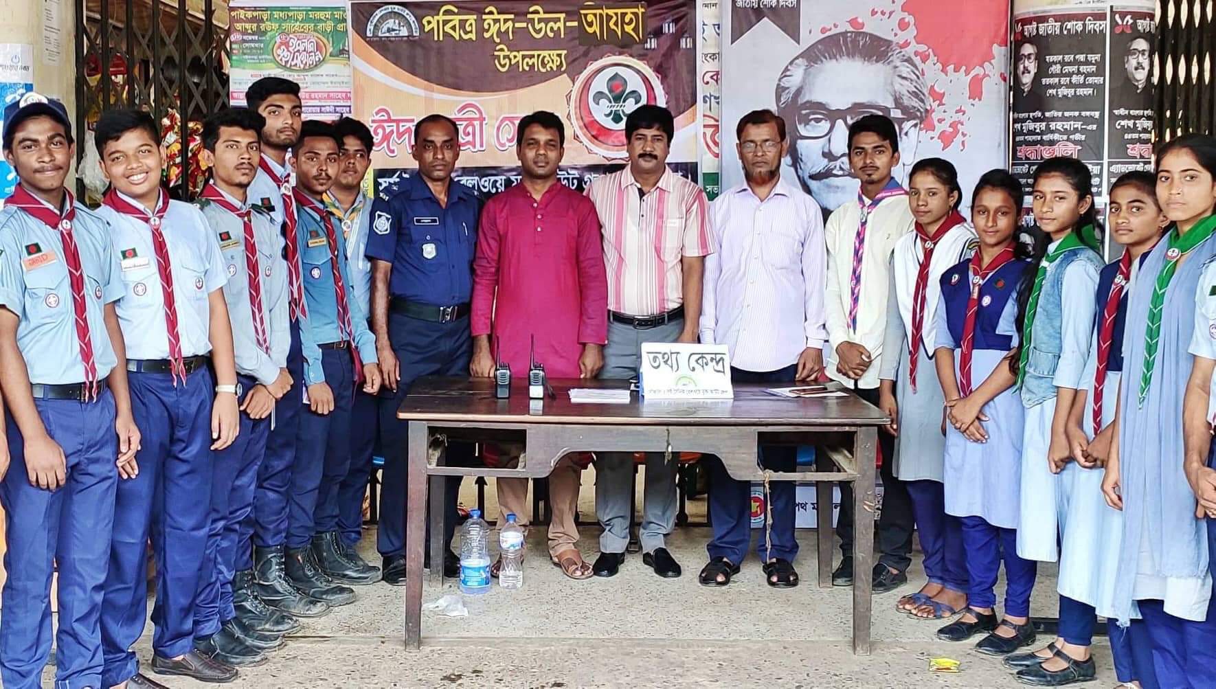 আখাউড়ায় যাত্রীসেবায় সূর্য সৈনিক রেলওয়ে মুক্ত স্কাউট গ্রুপের রোভার স্কাউট।