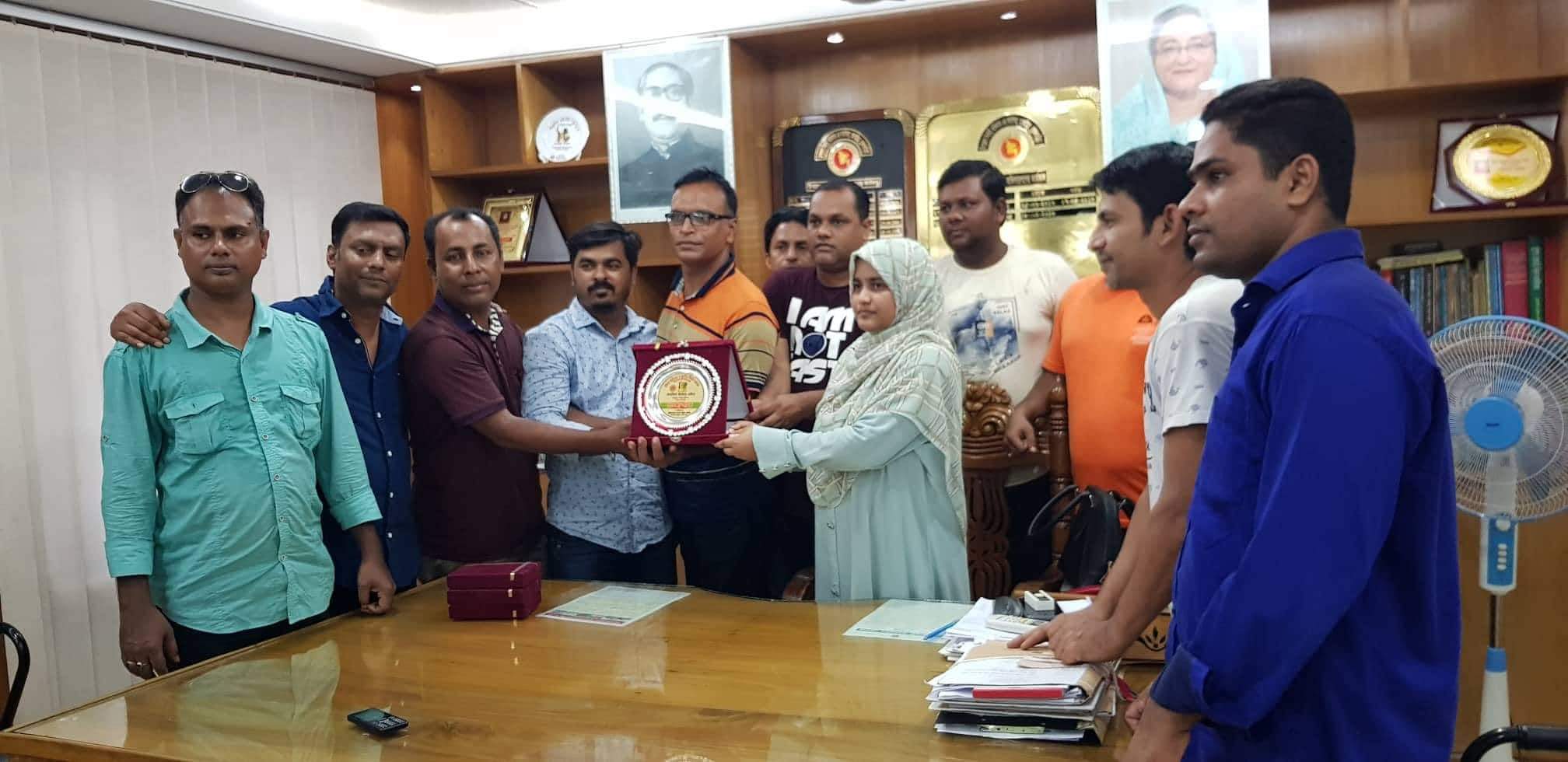 আখাউড়ায় উপজেলা নির্বাহী কর্মকর্তাকে স্বাধীনতা স্বারক প্রদান করল মুক্তিযাদ্ধা সংসদ সন্তান কমান্ড।