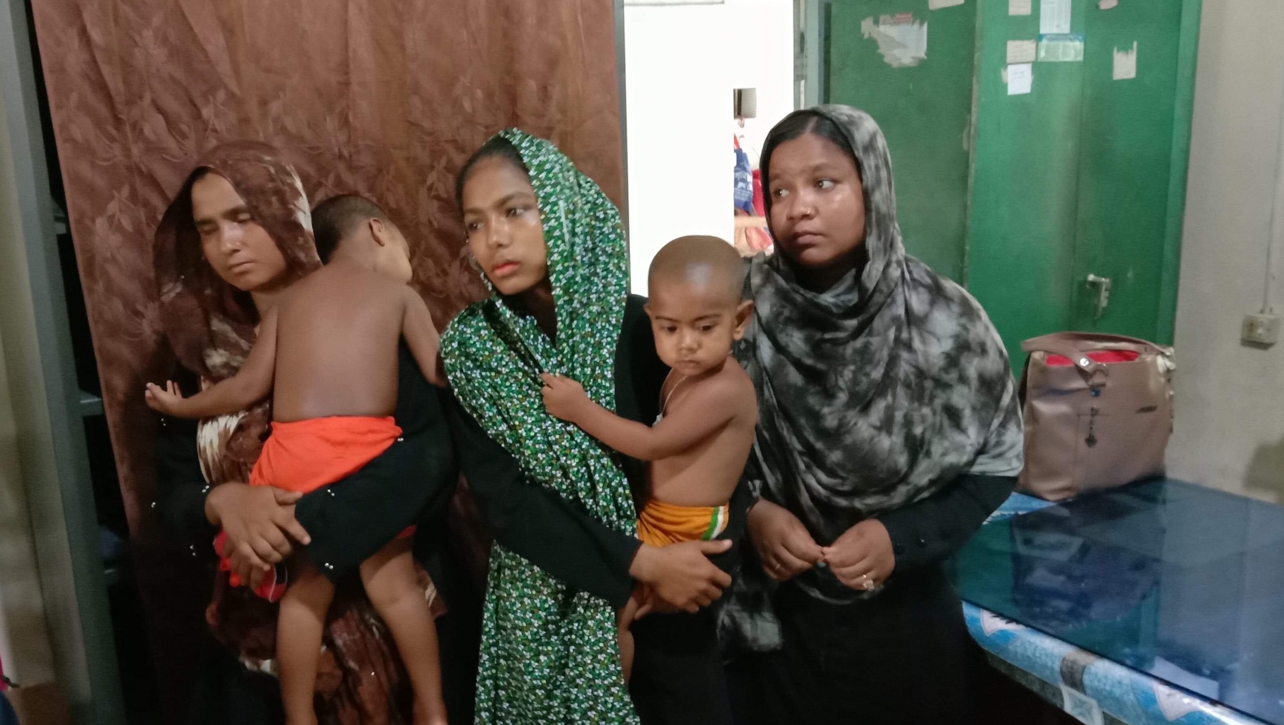 আখাউড়ায় ট্রেনে ছিনতাই কালে তিন মহিলা ছিনতাইকারী গ্রেফতার।
