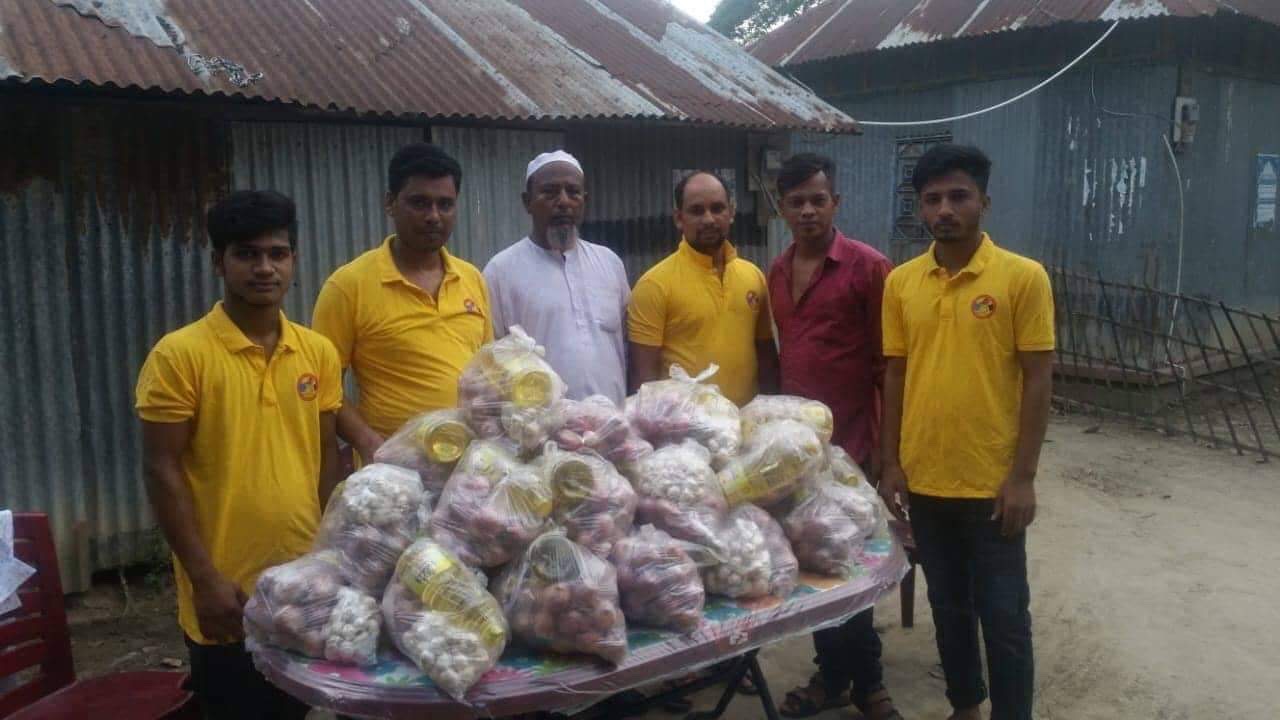 আখাউড়ায় বনগজ পূর্ব পাড়া প্রবাসী সমাজ কল্যাণ সংগঠনের ঈদ সামগ্রী বিতরণ।