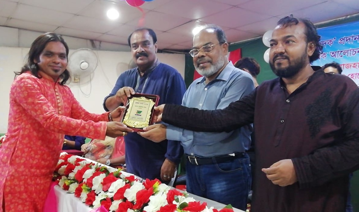 দেশ সেরা সাংবাদিক এ্যাওয়াড পেলেন মিশু