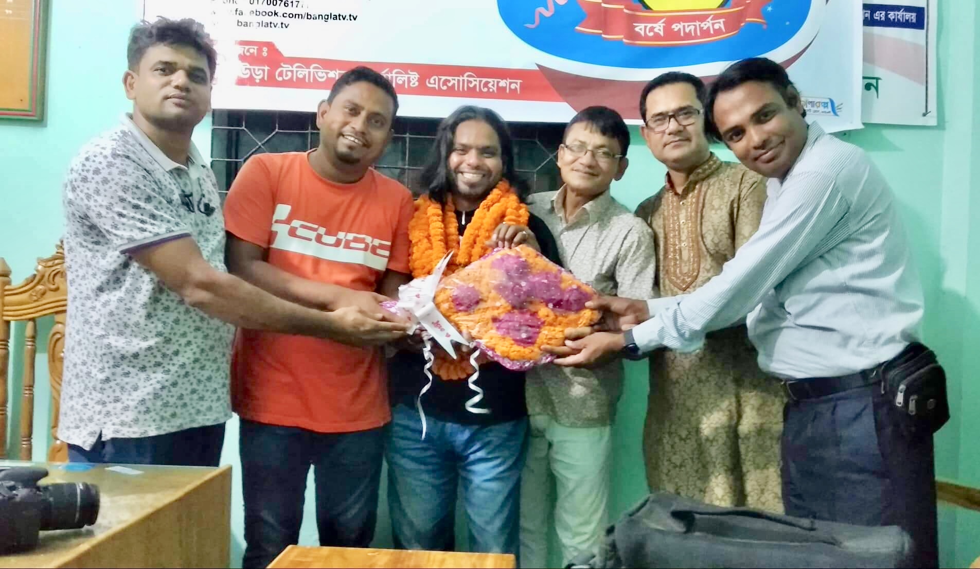 মৃত্তিকা পদক পাওয়া মিশুকে আখাউড়া টিভি সাংবাদিকদের সংবর্ধনা।