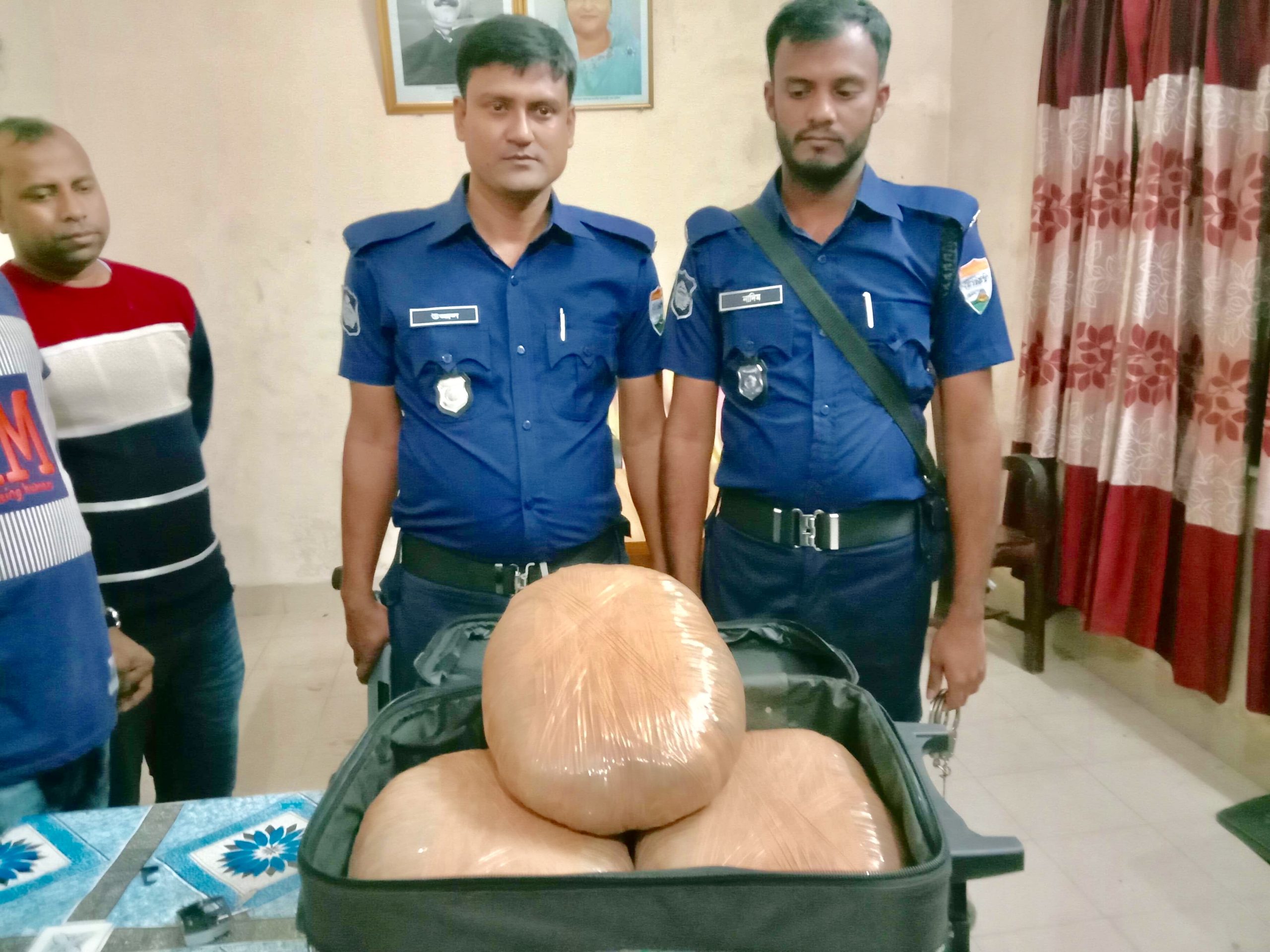 আখাউড়া রেলওয়ে ষ্টেশনের ওয়েটিং রুম থেকে গাঁজা উদ্ধার