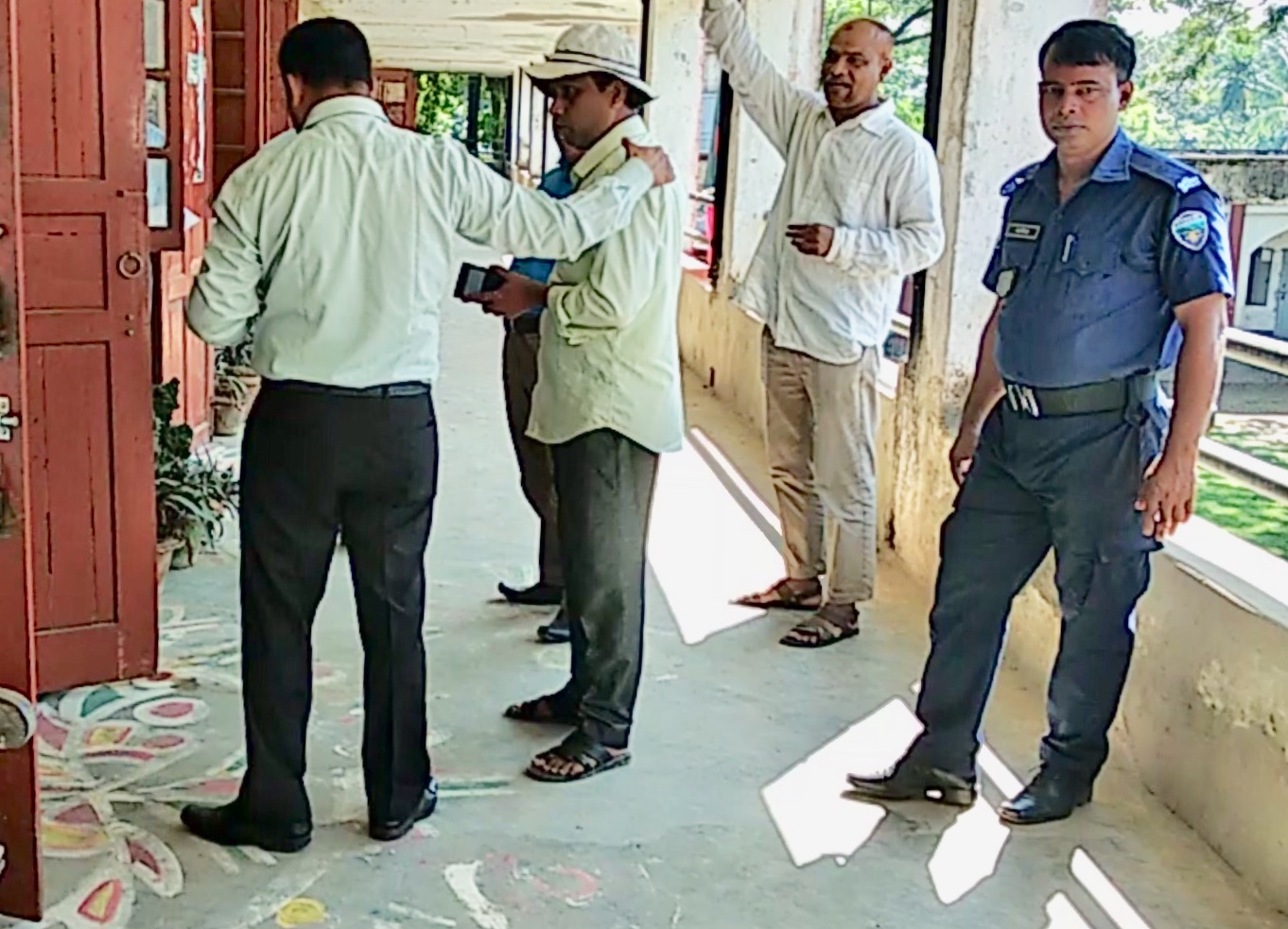 আখাউড়ায় শিক্ষা কর্মকর্তার উপস্থিতিতে নকলের মহোৎসব।