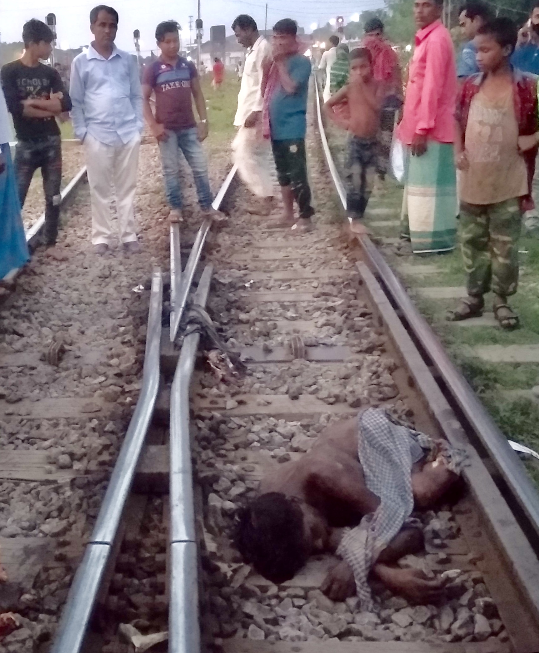 আখাউড়ায় সুবর্ণ ট্রেনে কাটা পড়ে অজ্ঞাত যুবকের মৃত্যু।