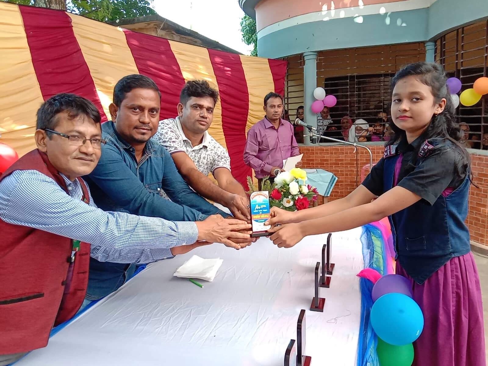 আখাউড়ায় পরীক্ষার্থীদের মাঝে শিক্ষা উপকরণ ক্রেষ্ট ও সনদপত্র বিতরন।