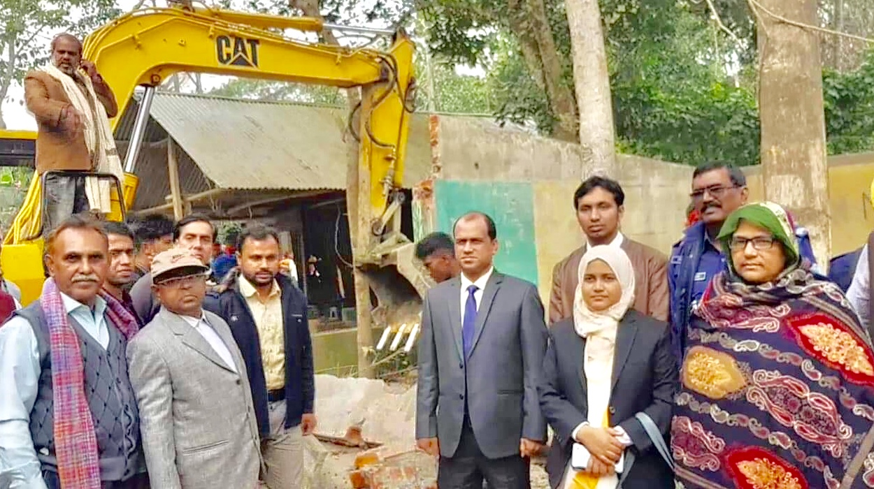 আখাউড়ায় খাল ও জলাশয়ে অবৈধ স্থাপনা উচ্ছেদ অভিযান