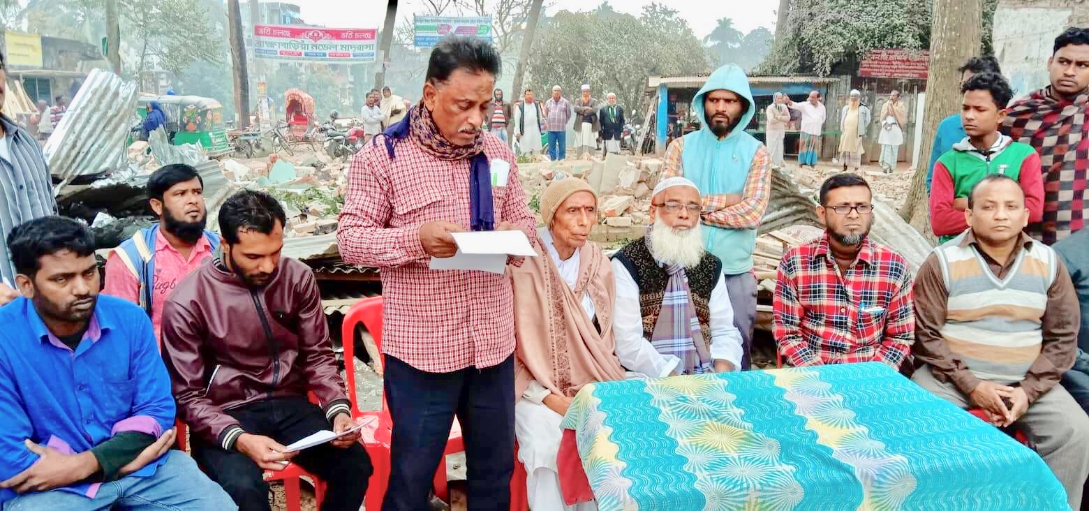আখাউড়ায় রেলওয়ে কতৃপক্ষের কাছে ক্ষতিপূরণ দাবী করে সংবাদ সম্মেলন।
