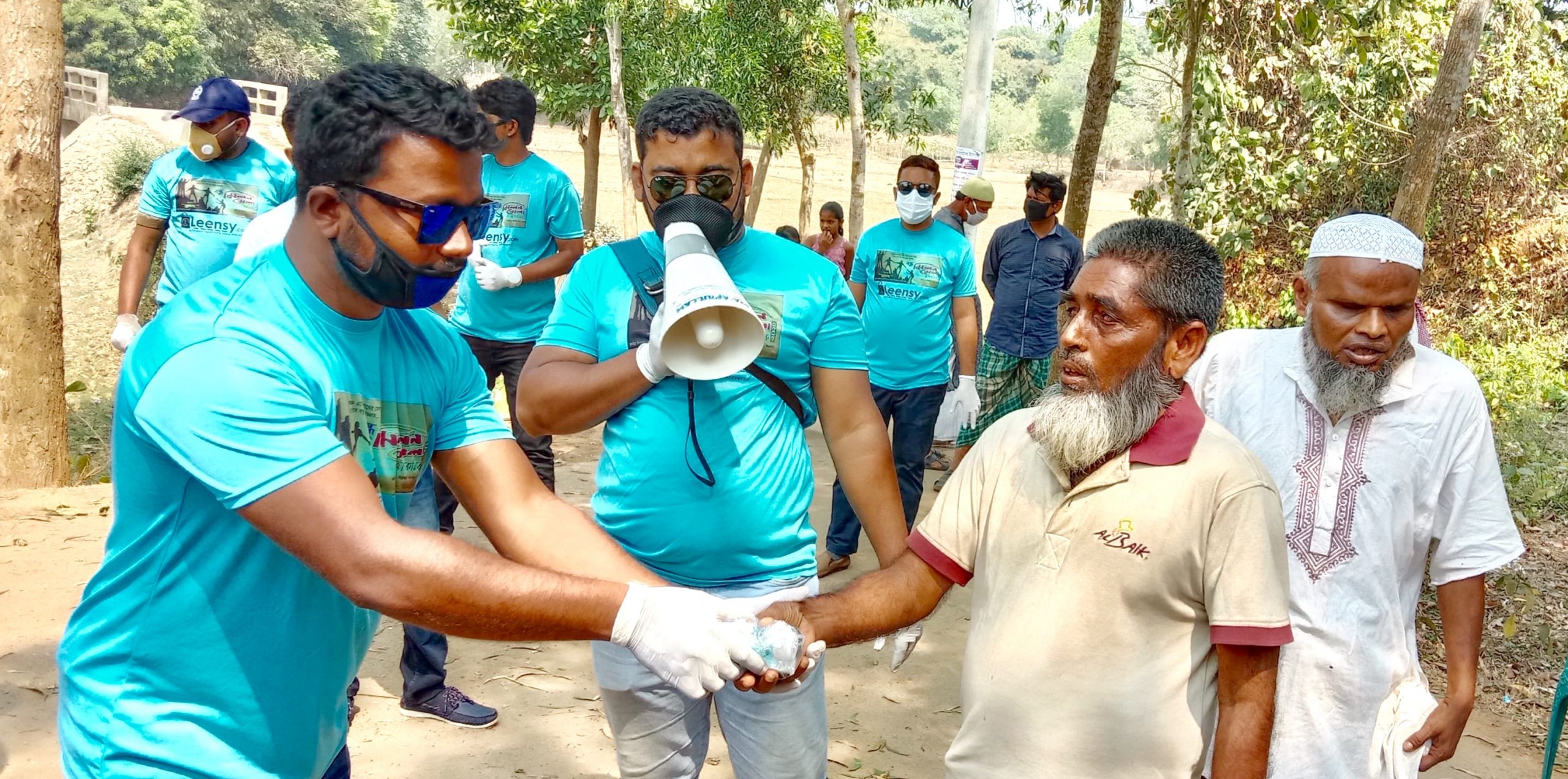 আখাউড়ায় করোনা নাশক উপকরন বিতরন করেছে  সুহৃদ