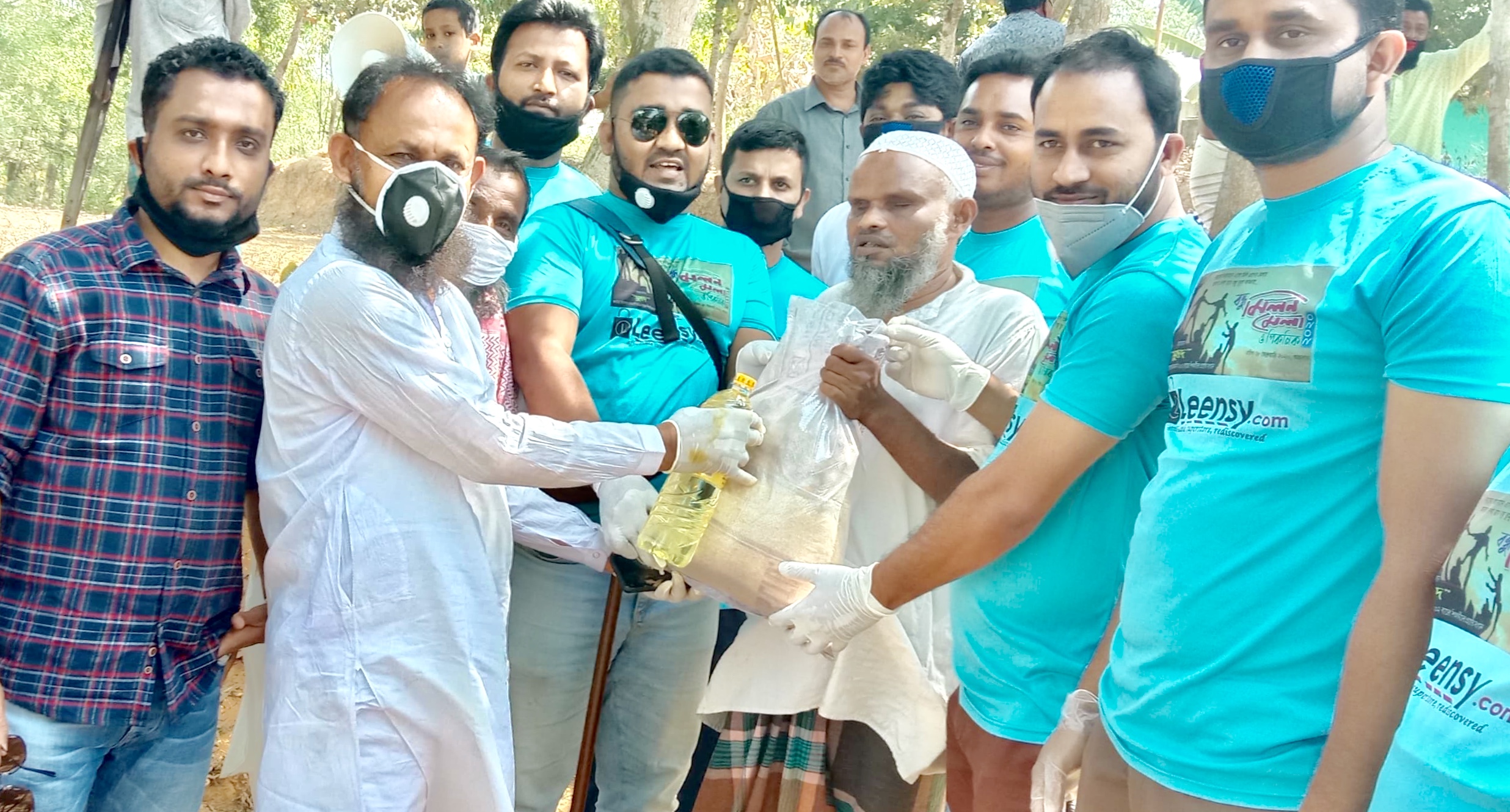 অবশেষে খাদ্য সামগ্রী পেল অন্ধপল্লীর সদস্যরা