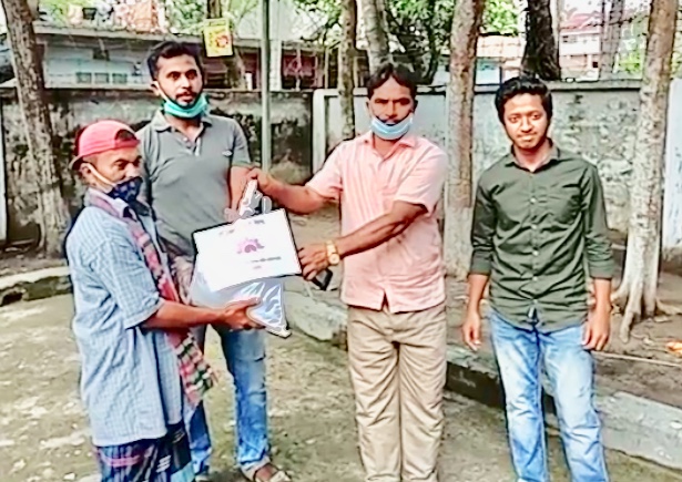 আখাউড়ায় খাদ্য সামগ্রী নিয়ে দুস্তদের পাশে প্রতিশ্রুতি যুব সংঘ