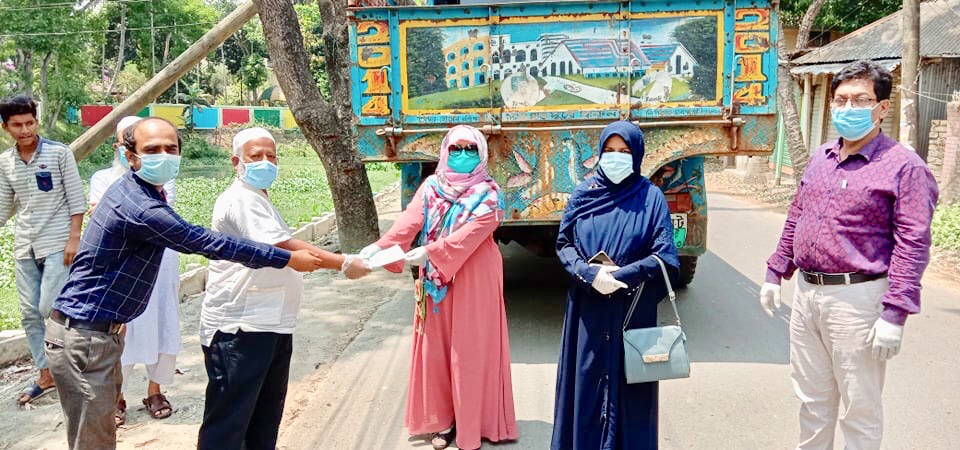 আখাউড়ায় কৃষকদের মাঝে ধান কাটার আধুনিক মেশিন বিতরণ