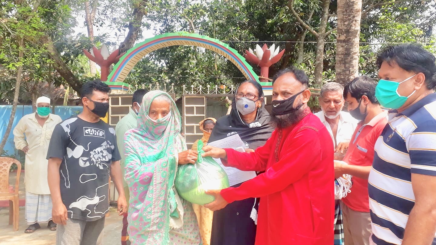 আখাউড়া রামধনগর কাজী বাড়ীর উদ্যোগে খাদ্যসামগ্রী বিতরণ