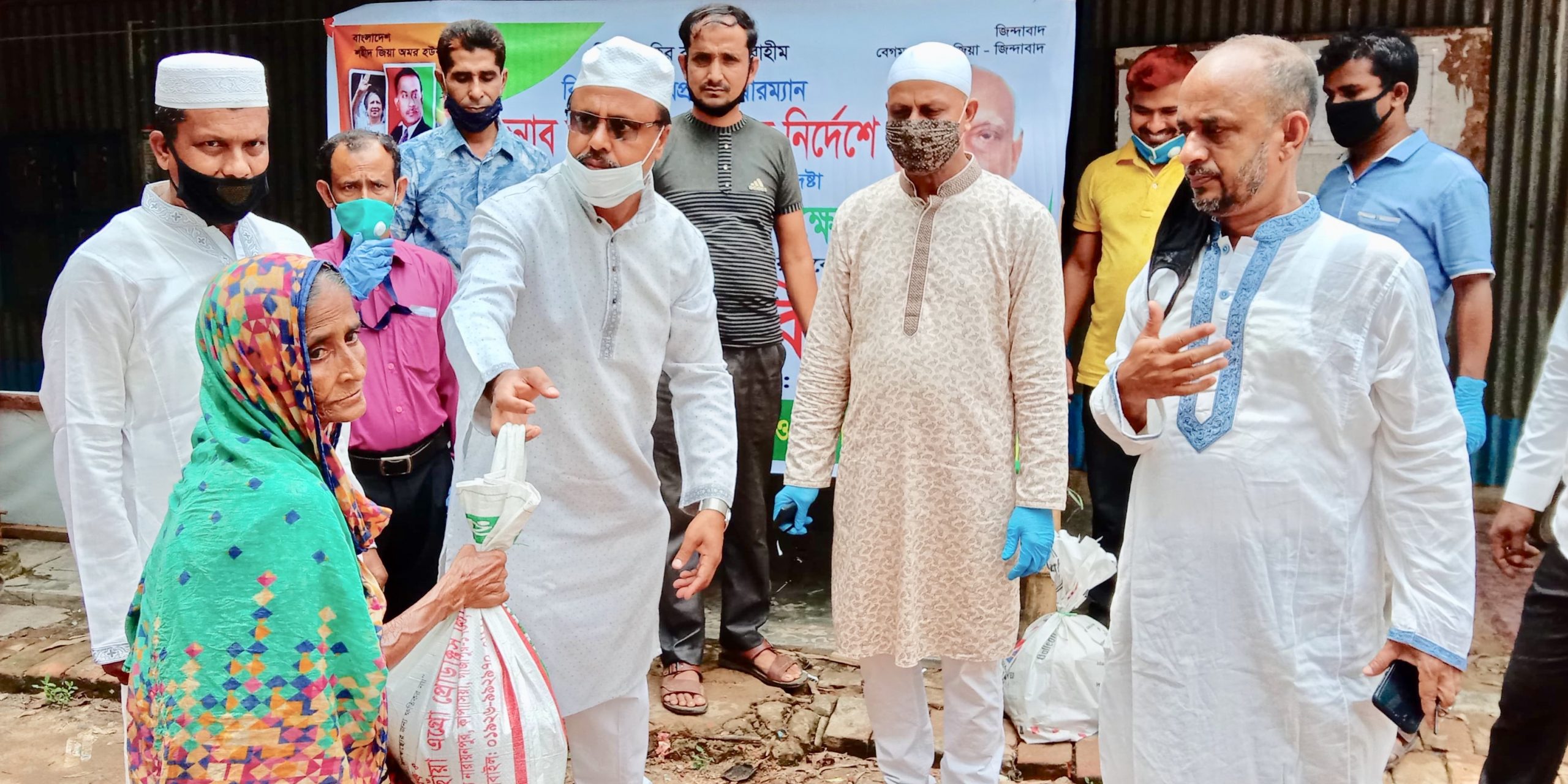 আখাউড়ায় বি এন পির সাবেক এমপির পক্ষে খাদ্য সামগ্রী বিতরণ।