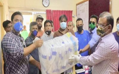 সাংবাদিক ও ডাক্তারদের পিপিই দিলেন সাবেক এম পি মুশফিকুর রহমান