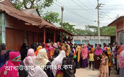 আখাউড়ায় করোনা ঝুঁকির মধ্যে লোকসমাগম করে  টিসিবি পণ্য বিক্রি