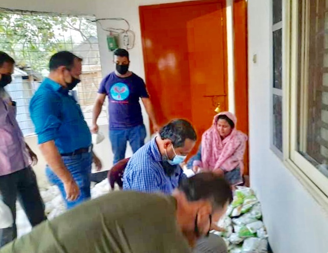 আখাউড়ায় খাদ্যসামগ্রী বিতরণ করলেন  সহকারী প্রাথমিক শিক্ষক সমিতি