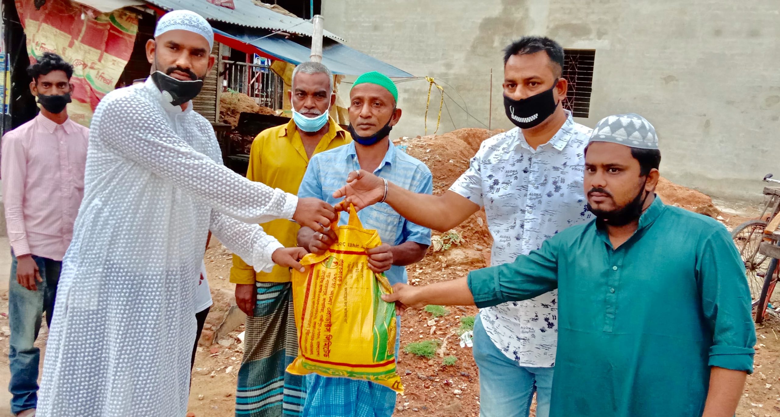 করোনায় ইফতার সামগ্রী নিয়ে দুস্থদের পাশে ইটালি  প্রবাসী মামুন