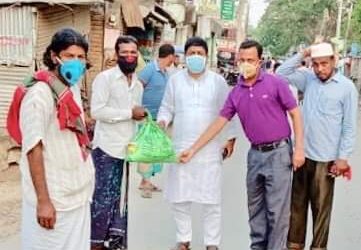 আখাউড়ায় আইনমন্ত্রীর পক্ষে খাদ্য সামগ্রী বিতরণ