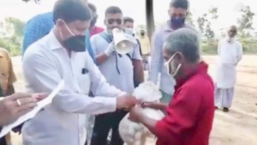 আখাউড়া নয়াদিল হাজারী বাড়ীর প্রবাসীদের খাদ্যসামগ্রী বিতরন