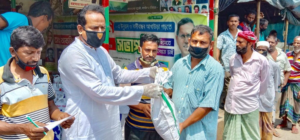 আখাউড়ায় ভ্যান শ্রমিকদের মাঝে খাদ্য সামগ্রী বিতরণ