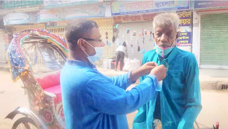 জন্মদিনের উপহারের টাকায় অসহায়দের নতুন পোশাক দিলেন সাংবাদিক