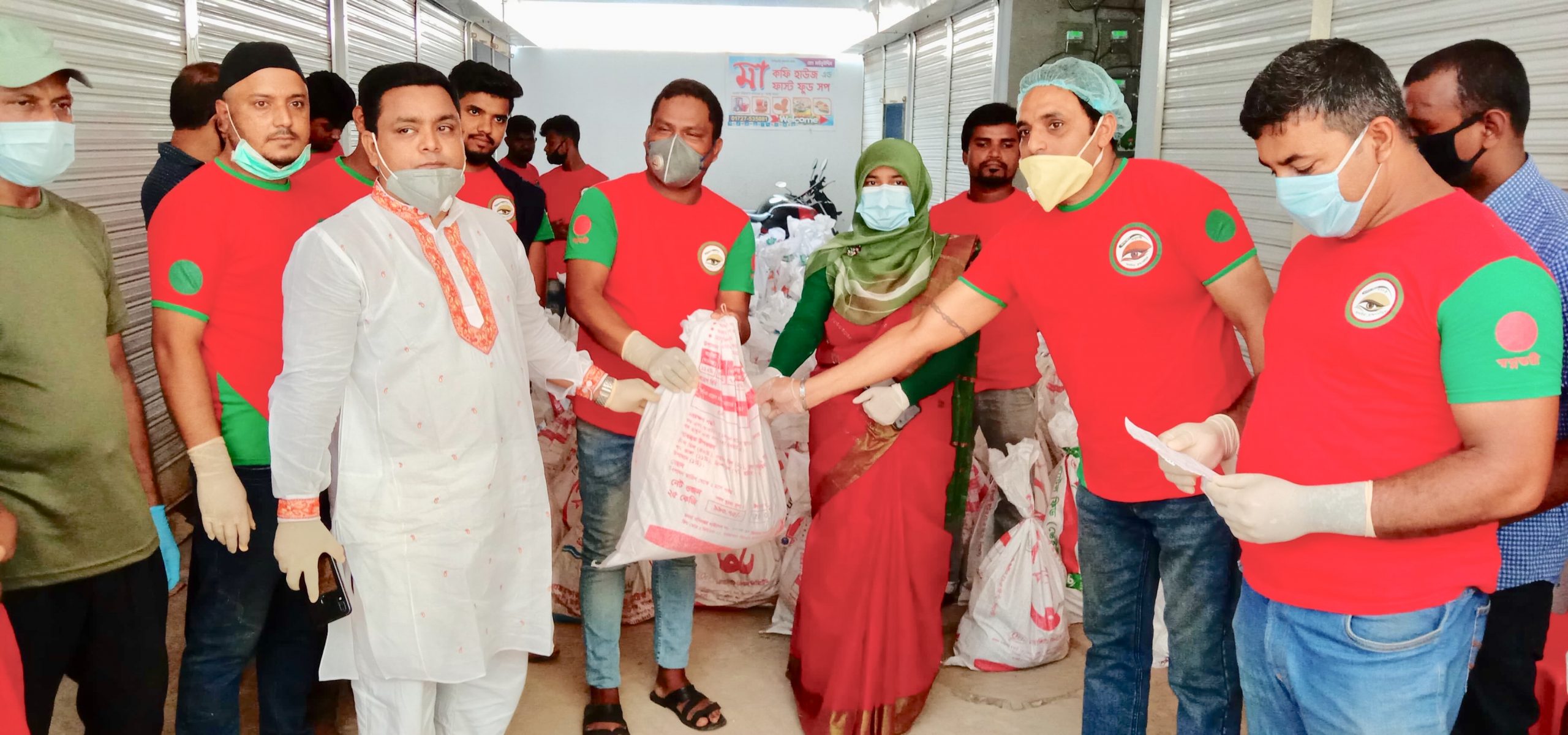 আখাউড়ায় কর্মহীনদের বাড়িতে ইফতার সামগ্রী পৌছে দিলেন ”স্বপ্নতরী”