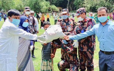 আখাউড়ায় বিদ্যানন্দ ফাউন্ডেশনের খাদ্যসামগ্রী বিতরণ করল বিজিবি