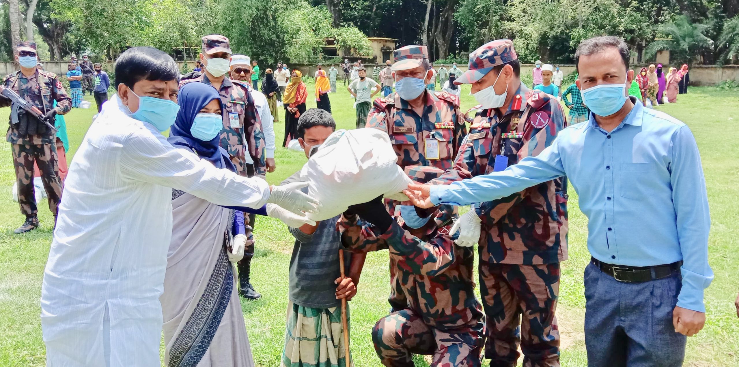 আখাউড়ায় বিদ্যানন্দ ফাউন্ডেশনের খাদ্যসামগ্রী বিতরণ করল বিজিবি